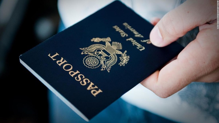 米国務省はパスポートの申請者が性別を自ら選べるようにすると発表した/Greg Blomberg/EyeEm/Getty Images