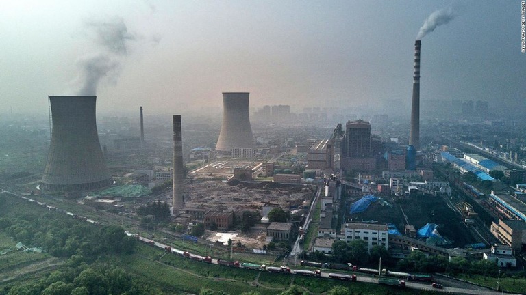 中国で生み出される電力の６０％あまりは石炭火力由来となっている/Kevin Frayer/Getty Images