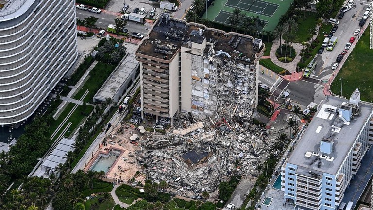 集合住宅の崩落現場で確認された死者は１８人となった＝米フロリダ州サーフサイド/Chandan Khanna/AFP/Getty Images