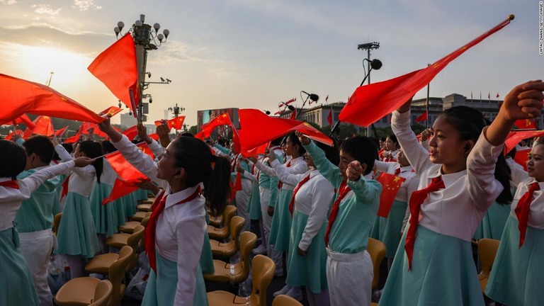式典でパフォーマンスを披露する生徒ら＝７月１日、中国・北京/Lintao Zhang/Getty Images