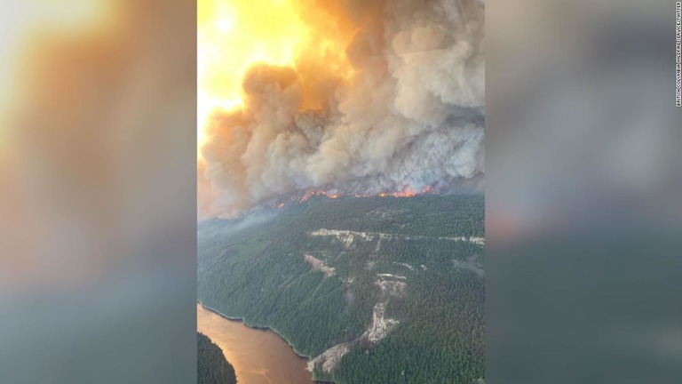 カナダ・ブリティッシュコロンビア州のスパークス湖周辺の山火事/British Columbia Wildfire Service/Twitter