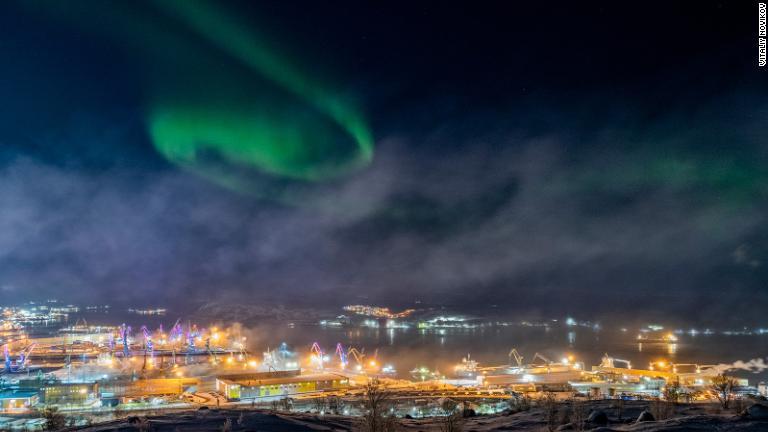 ロシア・ムルマンスクのコラ湾上空に現れたオーロラ。写真家は何度か挑戦し、何時間も待った/Vitaliy Novikov