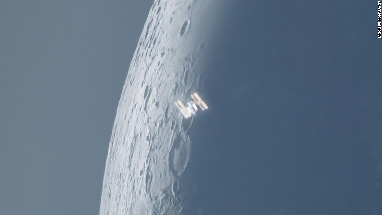 ２台のカメラと２台の望遠鏡を使って撮影された写真。日中、国際宇宙ステーションが非常に細い姿の月の前を横切る/Andrew McCarthy