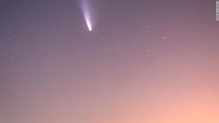 英国のストーンヘンジ上空を横切るネオワイズ彗星/James Rushforth