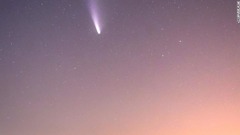 英国のストーンヘンジ上空を横切るネオワイズ彗星