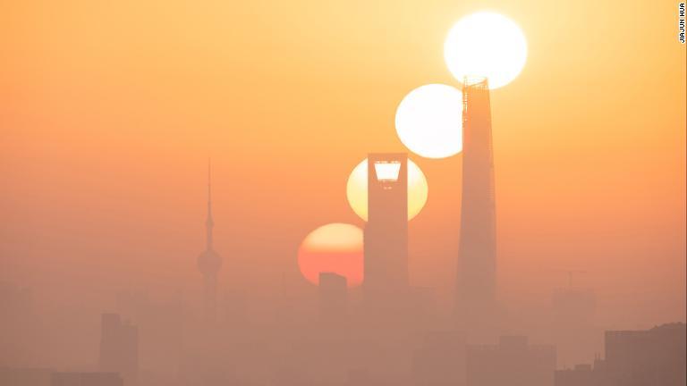 上海で撮影。同じ視点から４回露光し、太陽が昇る様子を示している/Jiajun Hua