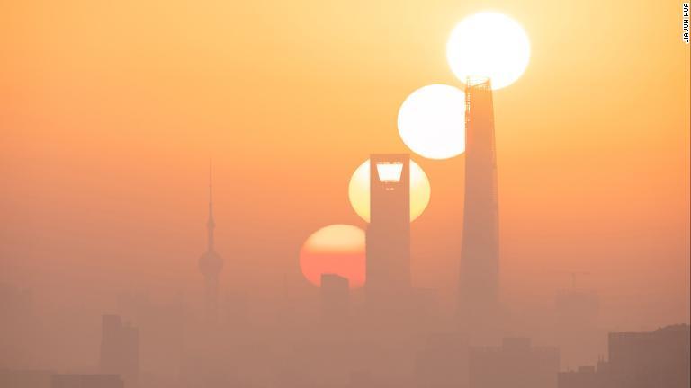 上海で撮影。同じ視点から4回露光し、太陽が昇る様子を示している/Jiajun Hua