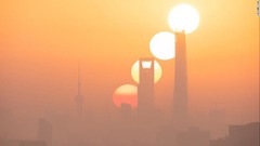 上海で撮影。同じ視点から４回露光し、太陽が昇る様子を示している
