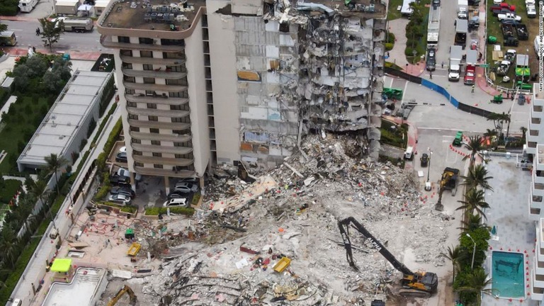 米フロリダ州の集合住宅崩落で、残存部分が解体される見通しとなった/Tayfun Coskun/Anadolu Agency/Getty Images