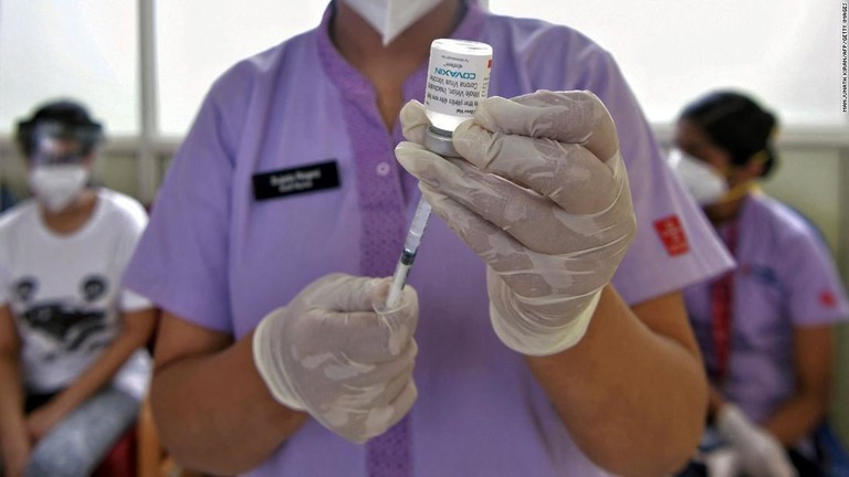 インド国産ワクチン「コバクシン」の投与の準備をする看護師/Manjunath Kiran/AFP/Getty Images
