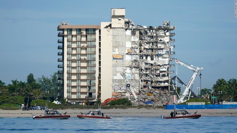 一部が崩壊したコンドミニアムの残存部分が熱帯暴風雨の接近を前に取り壊される見通しとなった/Mark Humphrey/AP