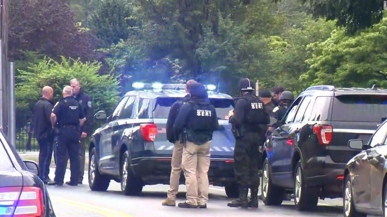 米マサチューセッツ州で、武装グループと警察が約９時間にわたって対峙する出来事があった/WCVB