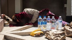 路上に寝転ぶホームレスの男性。非営利団体が涼をとれる施設をオレゴン州の各地で開設している