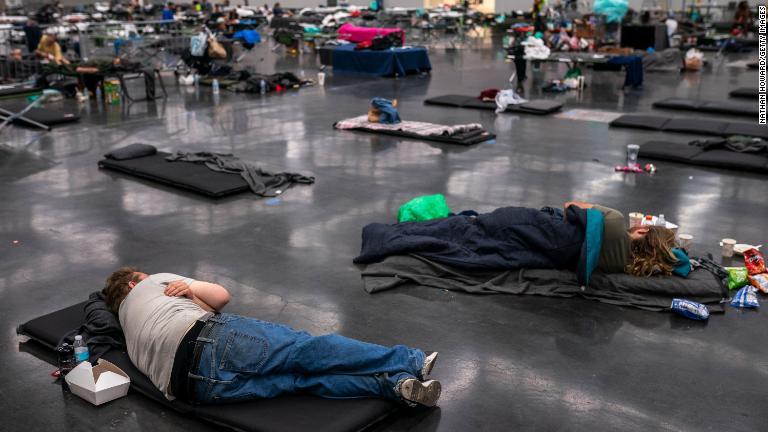冷却センターに避難してきた人々＝６月２７日、オレゴン州ポートランド/Nathan Howard/Getty Images