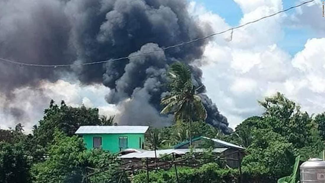 ホロ島の墜落現場から煙が上がる/Pondohan TV