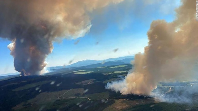 カナダ・ブリティッシュコロンビア州で発生した山火事。北半球の各地が異常な熱波に見舞われている/BC Wildfire Service/Reuters