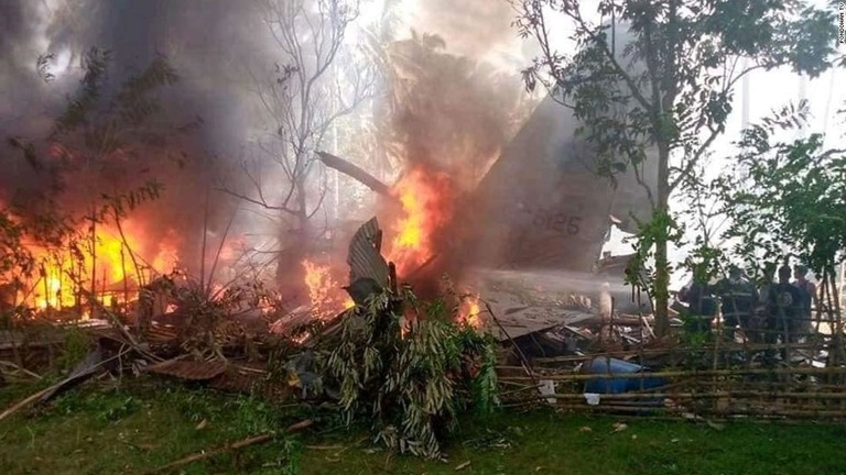 フィリピン軍の空軍輸送機が着陸に失敗して墜落した/Pondohan TV