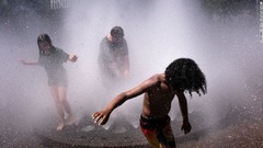 噴水で涼む子どもたち＝オレゴン州ポートランド