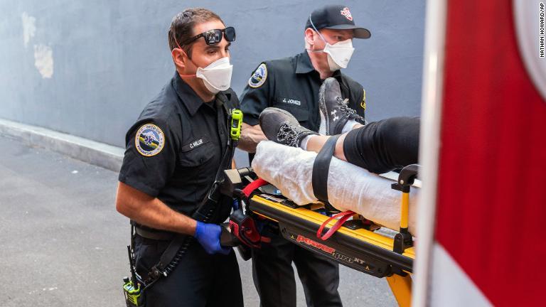 熱波で体調を崩した人を搬送する救急隊員＝オレゴン州セイラム/Nathan Howard/AP