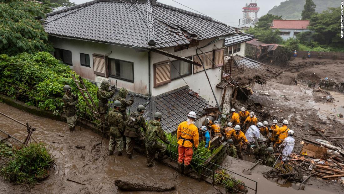 行方不明者の捜索を行う救助隊=4日、静岡県熱海市/Yuichi Yamazaki/Getty Images