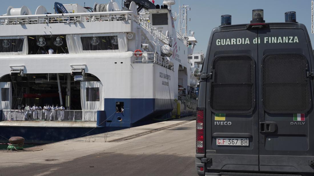 「ジオバレンツ」からの移民の下船に際して待機するイタリア当局の車両＝６月１８日/Antonio Parrinello/Reuters