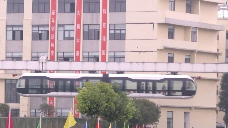 中国・成都にグラスボトムの「パンダ列車」が登場した/CCTV