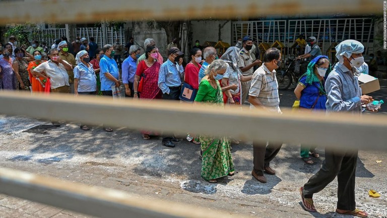 コロナワクチン接種を受けるために列なす人々＝４日、ムンバイ/Punit Paranjpe/AFP/Getty Images