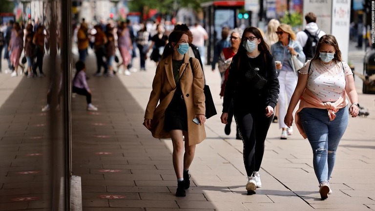 ロンドン中心部オックスフォード通りをマスクをして歩く人々＝６月６日/Tolga Akmen/AFP/Getty Images