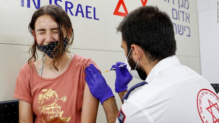 米ファイザー製のワクチンを接種する人＝５日、イスラエル・テルアビブ
/Jack Guez/AFP/Getty Images