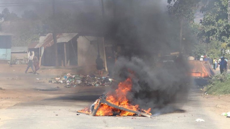 道路で燃えるバリケード＝６月２９日、エスワティニ・ムババーネ
/AFP via Getty Images