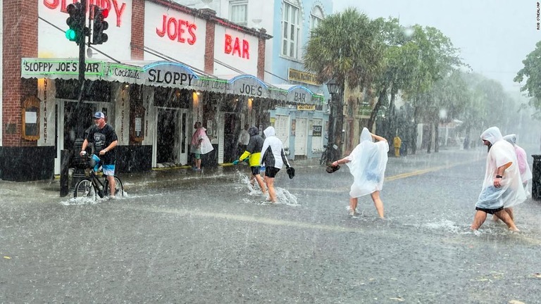 豪雨で道路が水浸しとなったフロリダ州キーウェストのデュバル・ストリート/Rob O'Neal/AP
