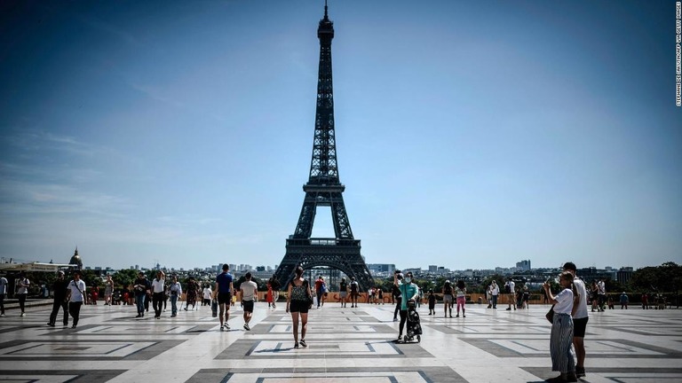 フランス人はバカンスを取る時期によって「７月派」と「８月派」に二分される/STEPHANE DE SAKUTIN/AFP via Getty Images