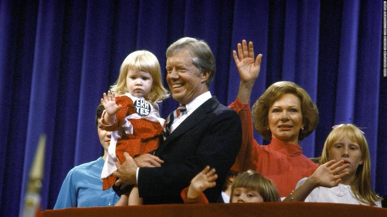 民主党全国大会に家族で登場したカーター大統領（当時）/Diana Walker/The Chronicle Collection/Getty Images