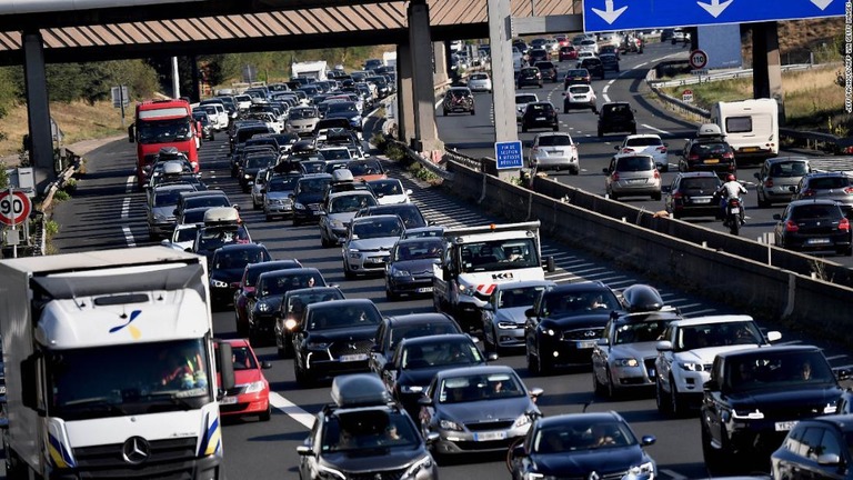 昨年８月のバカンス中、フランス南東部の幹線道路で発生した大渋滞の様子/JEFF PACHOUD/AFP via Getty Images
