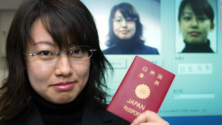 日本のパスポート保有者は１９３カ国・地域へビザなし、または到着ビザで入国できる/TOSHIFUMI KITAMURA/AFP/Getty Images
