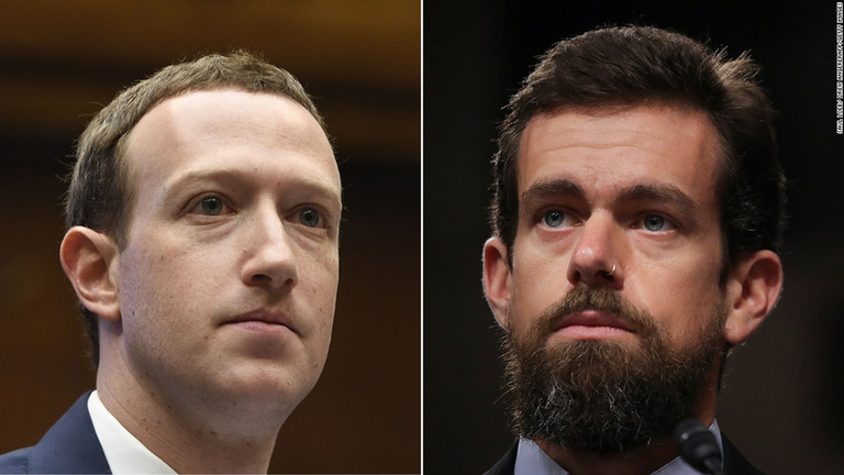 フェイスブックのマーク・ザッカーバーグＣＥＯ（左）とツイッターのジャック・ドーシーＣＥＯ/Saul Loeb/Drew AngererAFP/Getty Images