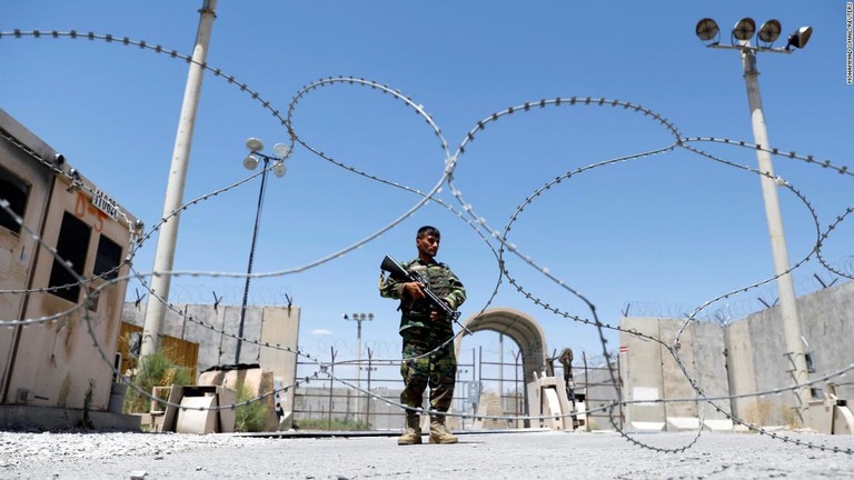 米軍が撤退したアフガン首都近郊の施設にはテロリストなど数千人が拘束中だという/Mohammad Ismail/Reuters