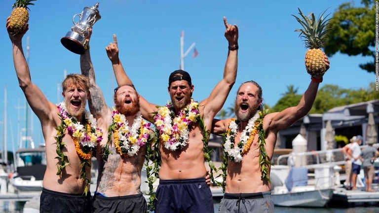 サンフランシスコからホノルルまでを漕ぎ切ったボートチームのメンバー/Mikey Brown/Hawaii Sports Photography/Great Pacific Race/AP