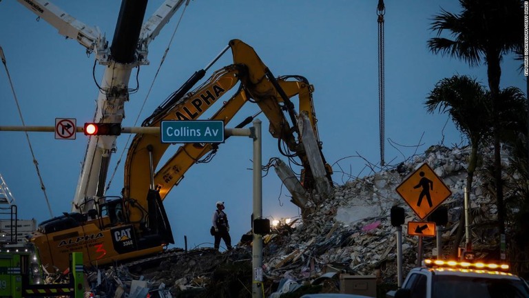 フロリダ州集合住宅崩落の死者が５４人となった/Eva Marie Uzcategui/AFP/Getty Images