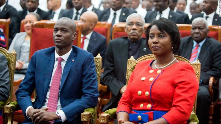 ２０１７年、マルティーヌ夫人とともに宣誓就任式に臨むモイーズ大統領/Dieu Nalio Chery/AP