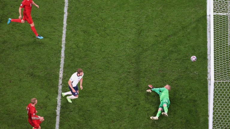 延長戦でケインがこぼれ球を押し込みイングランドが勝ち越した/Laurence Griffiths/Getty Images Europe/Getty Images