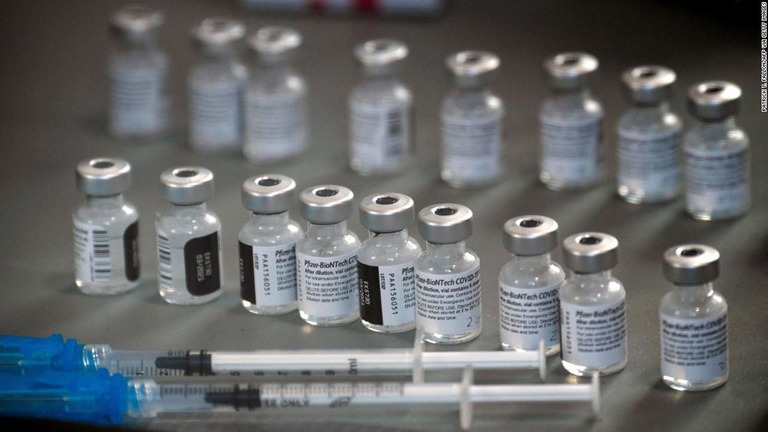 米ファイザーと独ビオンテックが共同開発した新型コロナウイルスワクチン/PATRICK T. FALLON/AFP via Getty Images