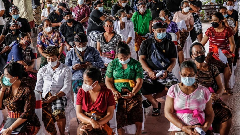 シノバック製ワクチンの接種を待つ人々＝３月１６日、インドネシア・バリ島/Johanes Christo/NurPhoto/Getty Images