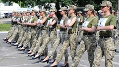 ハイヒール姿の行進で批判浴びたウクライナ国防省、「より快適なヒール」に切り替えへ