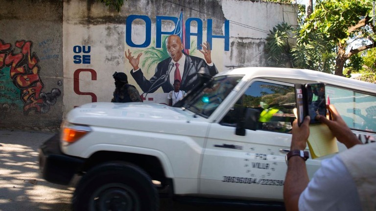 ハイチのモイーズ大統領の遺体を運ぶ救急車＝７日、ハイチ・ポルトープランス/Joseph Odelyn/AP