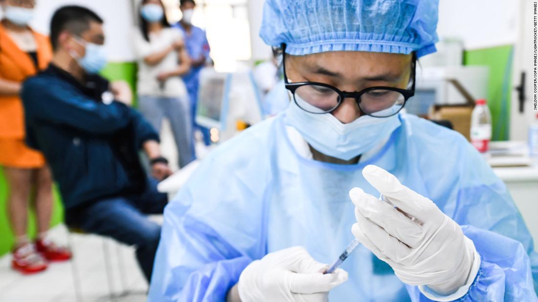 シノファーム製ワクチンの接種準備をする中国の医療従事者/Sheldon Cooper/SOPA Images/LightRocket/Getty Images