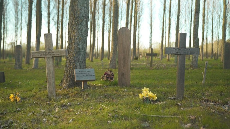 環境を損なわず可能な限り自然な方法で遺体を埋葬する「自然葬」に関心が集まっている/CNN