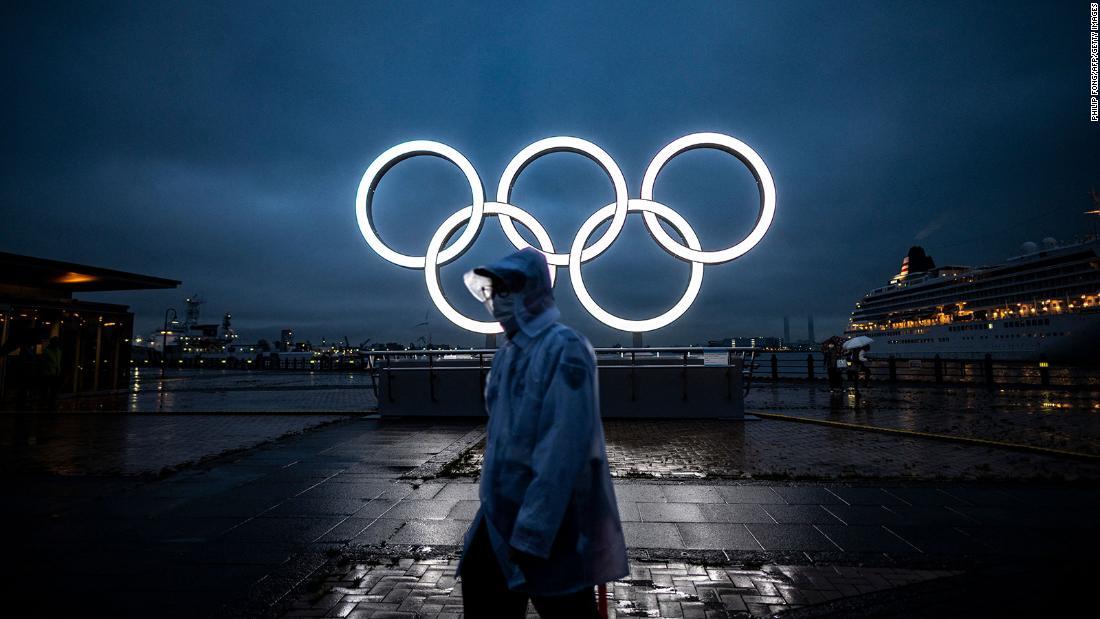 ライトアップされたオリンピックのシンボルの前を通る人＝２日、横浜/Philip Fong/AFP/Getty Images