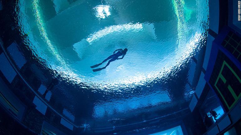 プールの水深は６０メートル。水温は３０度に保たれている/Deep Dive Dubai