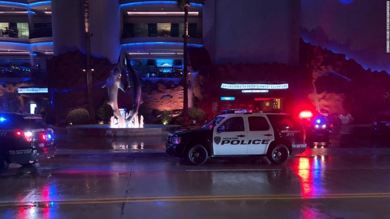 米テキサス州ヒューストンのレストランで銃撃が発生し、男女２人が死傷した/Houston Police Department/Twitter